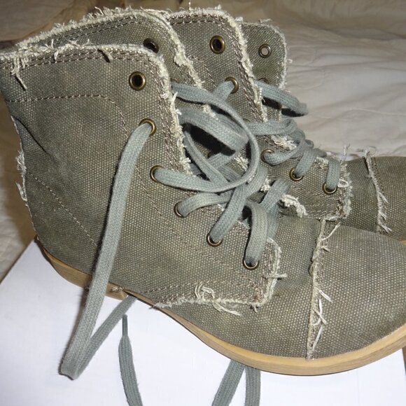 Steve Madden Grunge Distressed Ankle Short Boots , Green canvas Size 6m. - Picture 2 of 8
